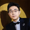 该片讲述由20世纪80年代至今，大时代背景下几个年轻人的创业励志故事，佟大为在该片中扮演愤青王阳。